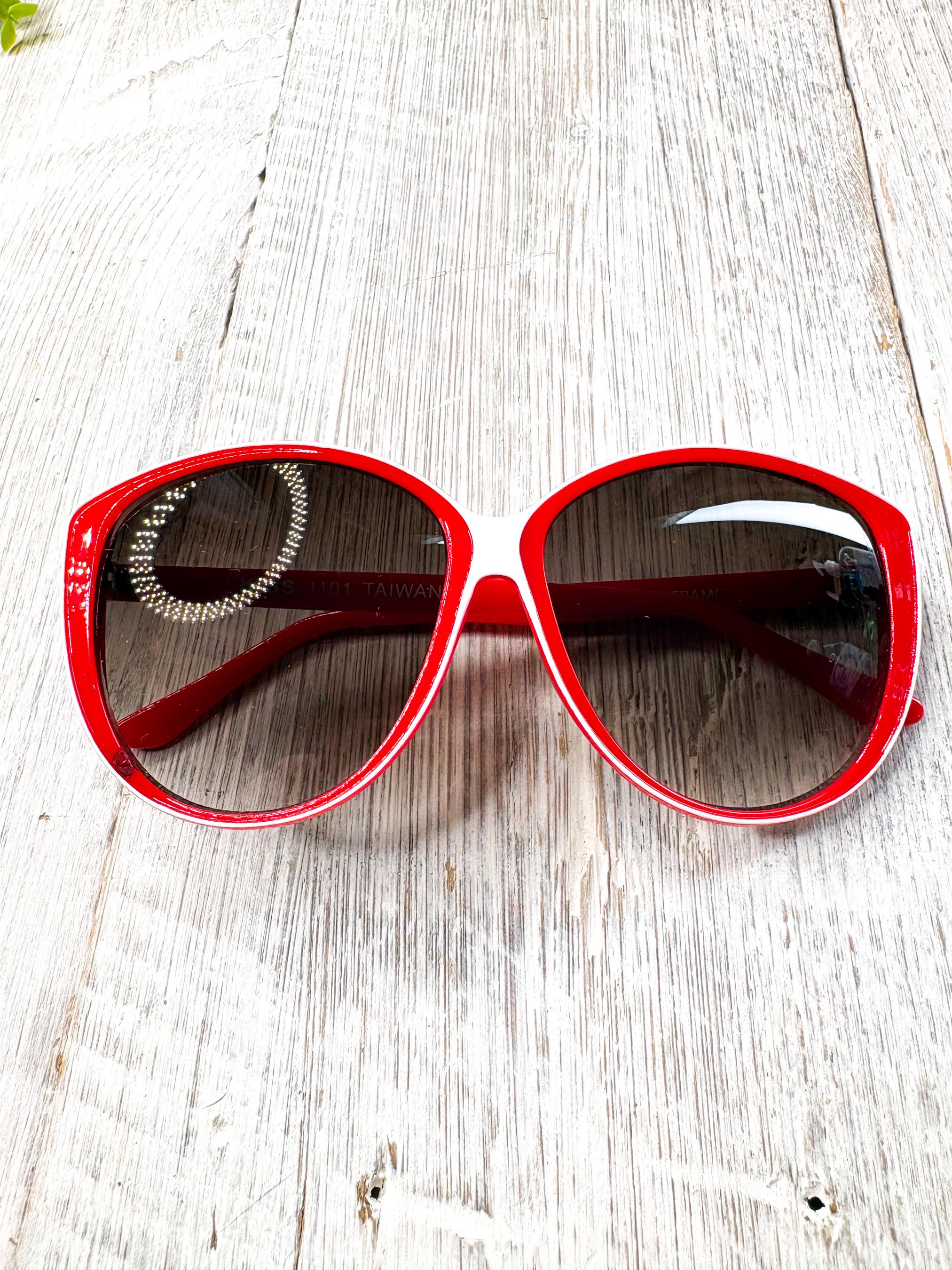 Unisex Chunky Futuristic Bright Red Round Sunglasses - Playful Cat-Eye Women main image 3
