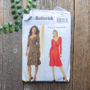 Puede incluir: Un patrón de costura para un vestido, con dos ilustraciones de mujeres que llevan el vestido. El patrón es de Butterick, número 4914, y está diseñado por Maggy London. El patrón es para las tallas 8-10-12-14.