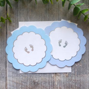 jongens babyshower kaart amerikaanse groeten cadeaukaart blanco kleine ronde geschulpte rand blauw/wit/zilver voetjes voetafdrukken vintage cadeau