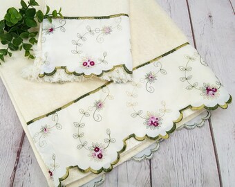 1990s vintage decorative towel set cream, embroidered floral design, bath towel, fingertip towel