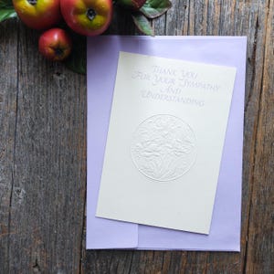 Merci de votre sympathie et de votre compréhension pour homme/femme/ami, carte de voeux poinçon deuil fleurs en relief lavande violet