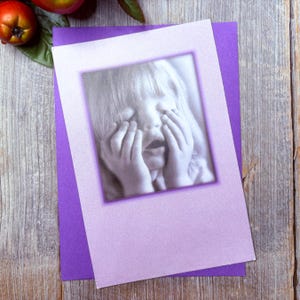 Pensando en ti, tarjeta de felicitación, frustración, largo día, desesperanza, carita de niña pequeña, te extraño, por él/ella/hombre/mujer/amigo/compañero de trabajo/familia/pariente
