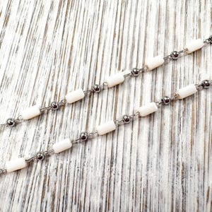 Petite chaîne perlée : perles de verre argentées et blanches, accessoires pour fabrication de bijoux