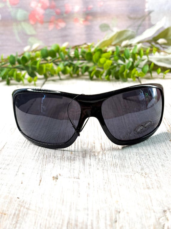 Oversized Black/Silver Wrap-Around Sunglasses: Dark Lenses View 3