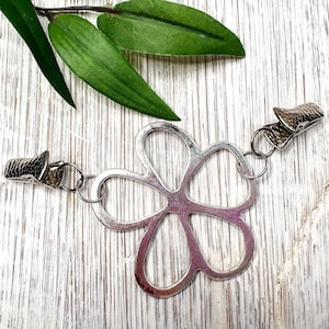 Fermoir clip pour chemises/robes/pulls Fleur argentée Accessoires de mode pour femmes Accessoire