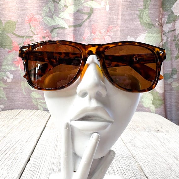 Tortoiseshell Sunglasses: Plastic Frames - image 4