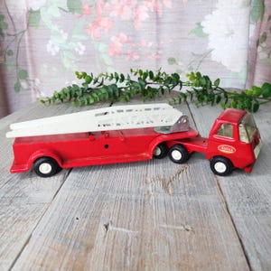 red metal tonka fire truck with ladder collectible toy