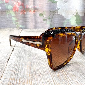 Oversized Square Cat-eye Sunglasses: Brown Gradient Lenses  display picture 3