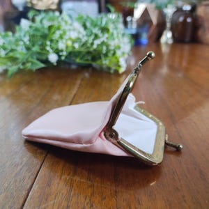 1970s pink coin purse kiss-lock, 70s accessories, change holder, faux leather, pink, white, brown, unisex/men/women retro new old stock NOS