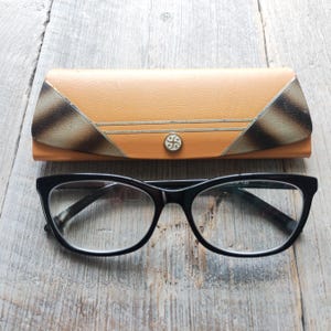 astuccio per occhiali marrone cammello in pelle rigido scorte morte vintage nos astuccio in metallo sottile unisex/uomo/donna moderno di metà secolo porta occhiali