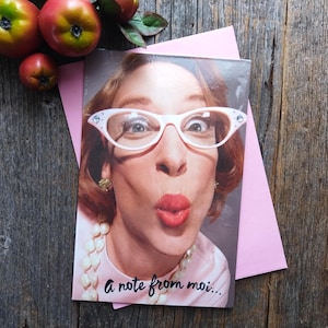 cartão de felicitações em branco nota de Moi rosto engraçado retro estética vintage mulheres strass gato óculos karen velha senhora beijando lábios humorístico