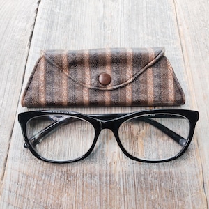 custodia per occhiali moderna di metà secolo porta occhiali accessori per occhiali moderna di metà secolo accessorio di moda marrone a righe vegano-friendly nos