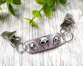 Silver Skulls Cinch Clip Clasp: Women's Fashion Accessory