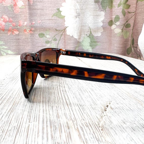 square tortoise-shell sunglasses polarized lenses… - image 3