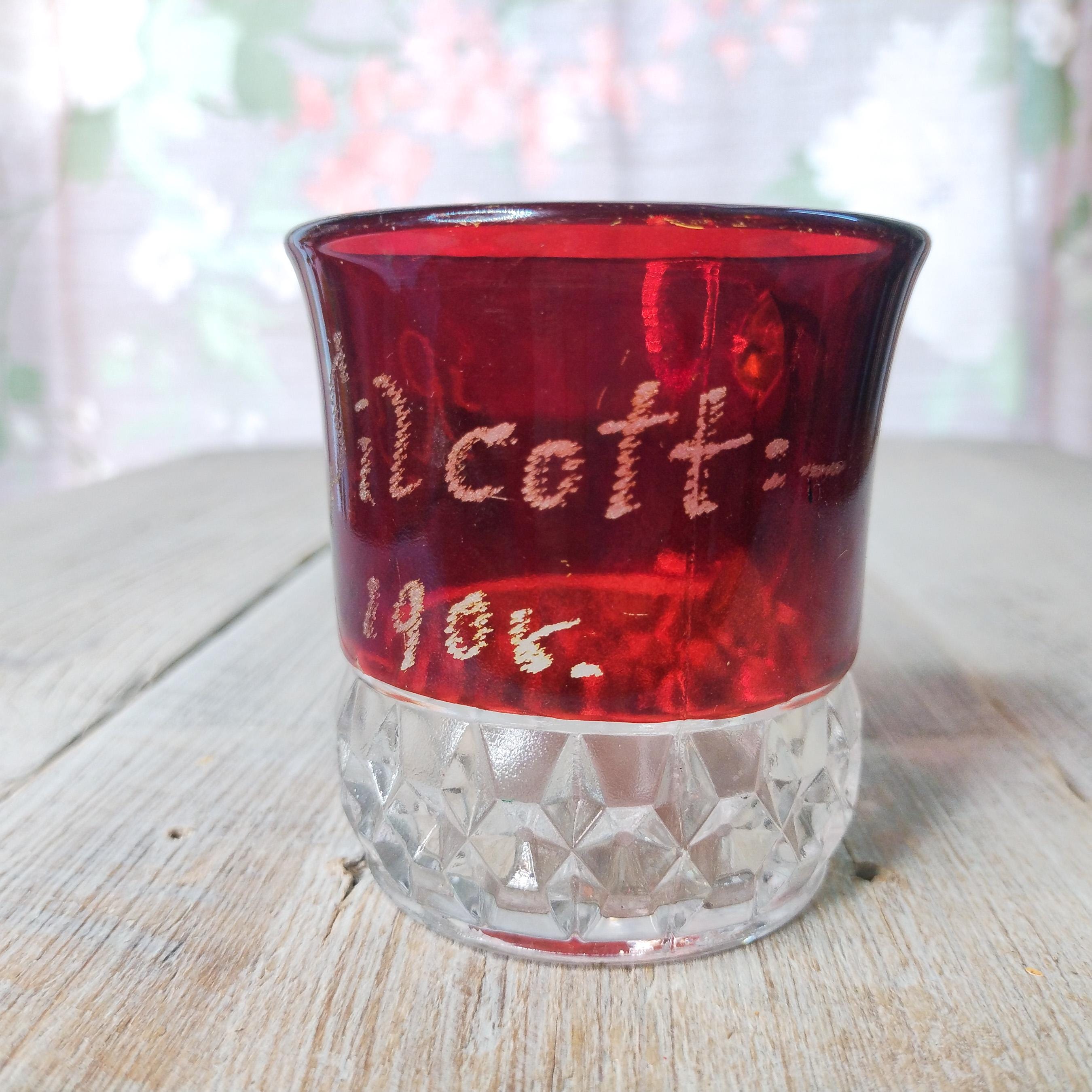 ハンドル付きエッチング加工の赤いガラスカップ 1900年代の
