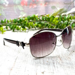 Gafas de sol cuadradas negras de gran tamaño: detalle de lazo, lentes moradas imagen 1