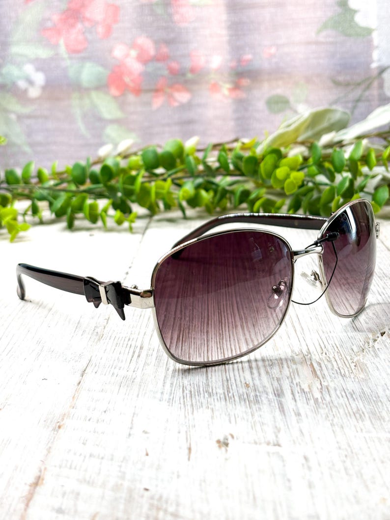 Gafas de sol cuadradas negras de gran tamaño: detalle de lazo, lentes moradas imagen 1