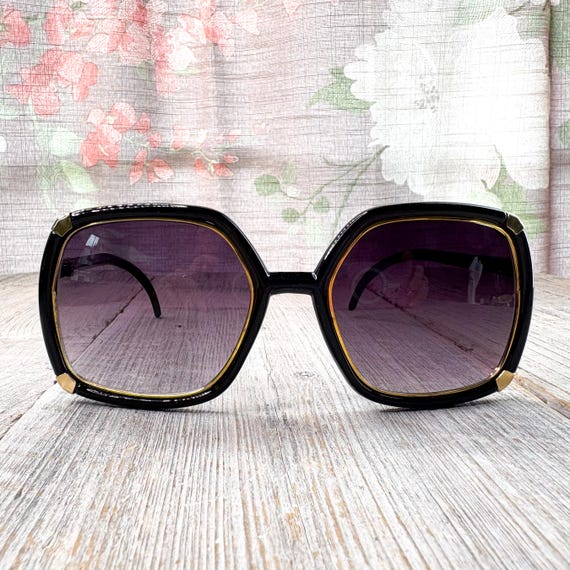 Oversized Square Sunglasses: Purple Gradient Lens, Black  display picture 1