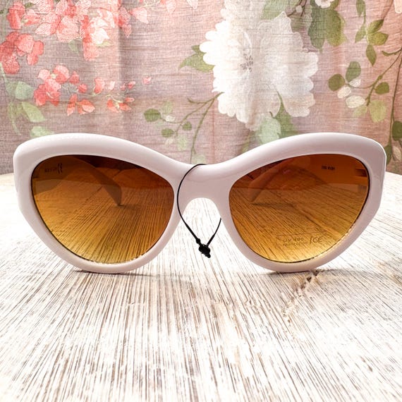Buy Oversized Round Cat-eye Sunglasses White 56[]20/141  display picture 3