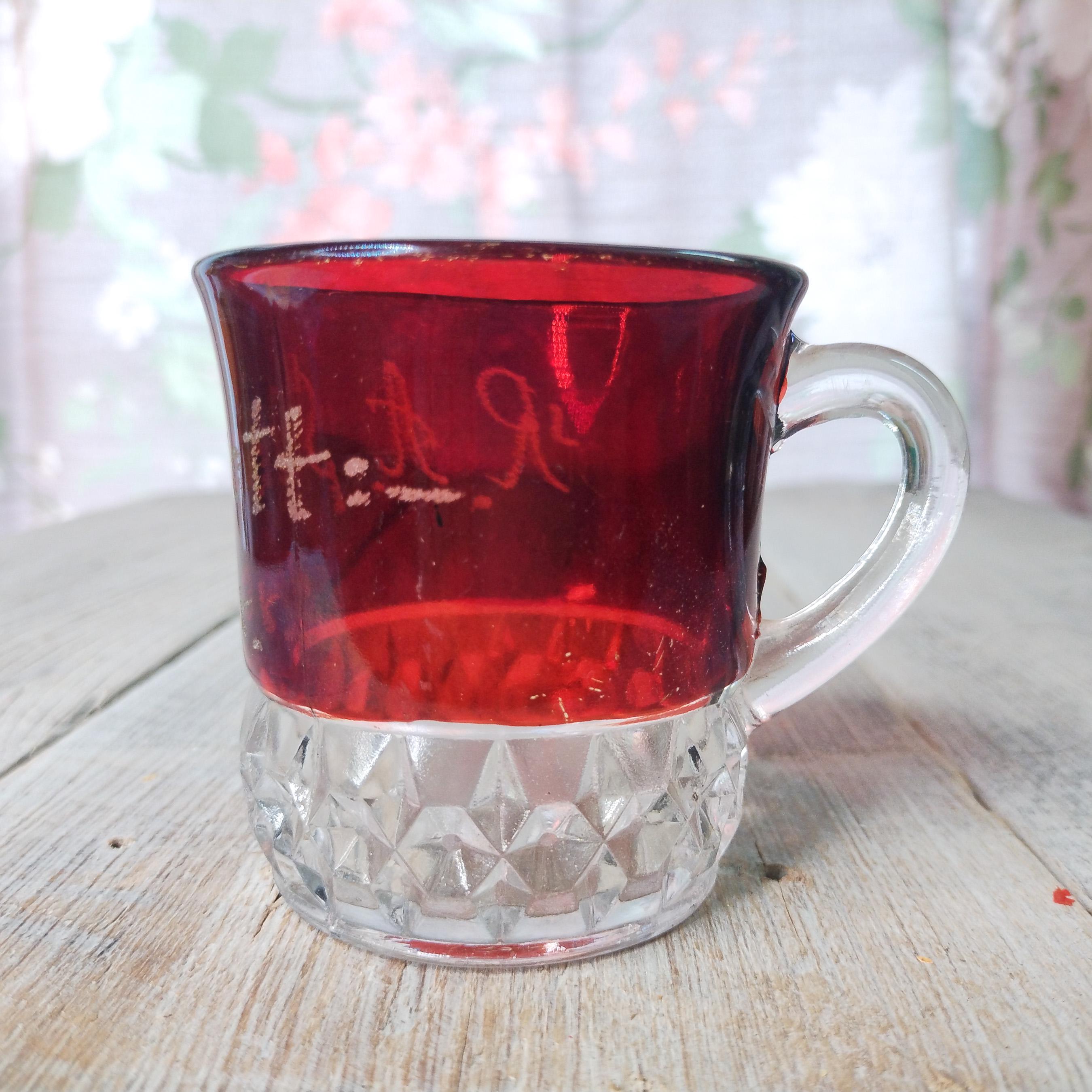 ハンドル付きエッチング加工の赤いガラスカップ 1900年代の