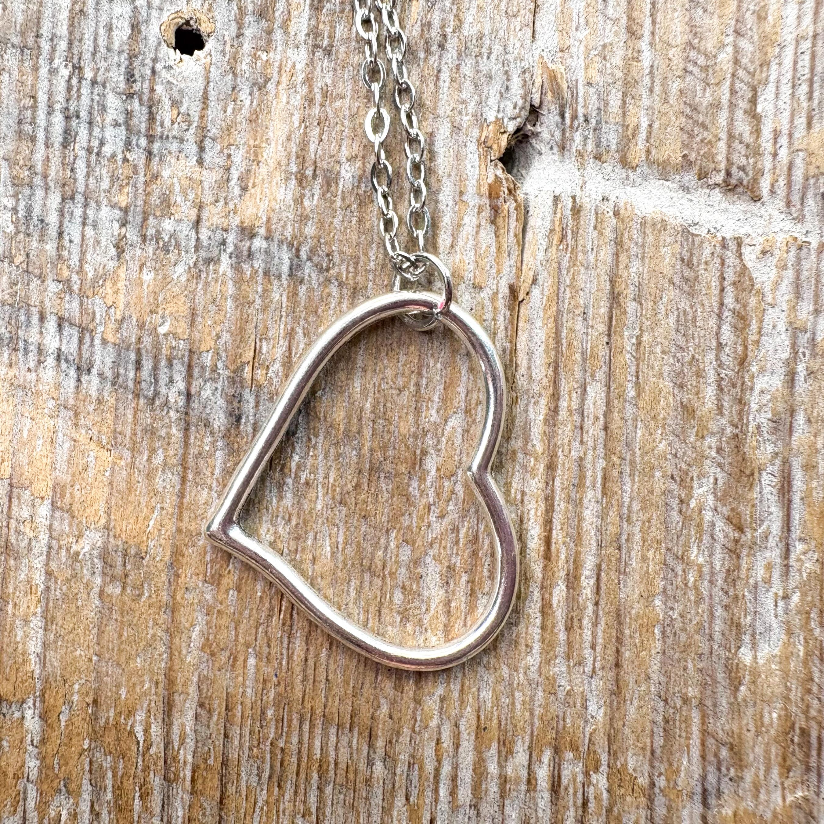 Collana con ciondolo a forma di cuore interlock in argento delicato