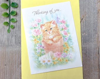 Vintage-kort med "Thinks of You": Orange tabbykattunge i blomsterträdgård