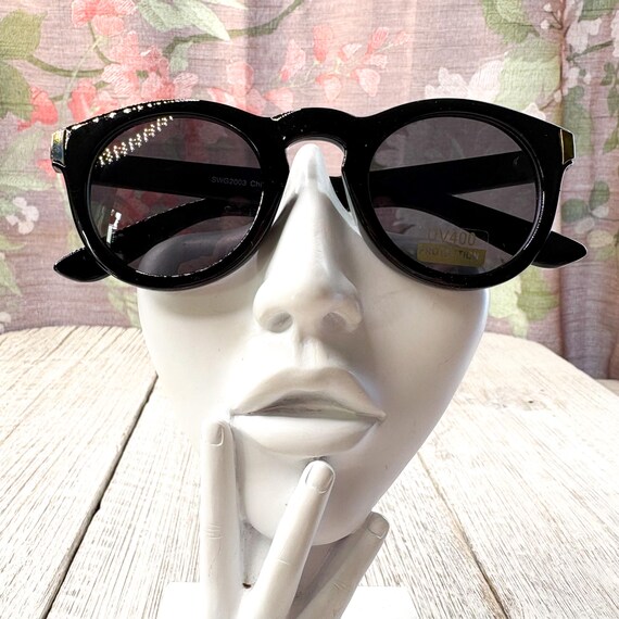 Black Round Sunglasses: Plastic Frames - image 4