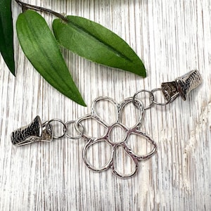 Fermoir clip pour chemises/robes/pulls Fleur argentée Accessoires de mode pour femmes Accessoire