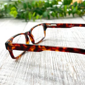 Puede incluir: Un juego de tres tazas de cer&aacute;mica con un acabado moteado y mate. Las tazas son en tonos crema, gris claro y gris oscuro. Cada taza tiene un dise&ntilde;o simple y minimalista, ideal para caf&eacute; o t&eacute;.