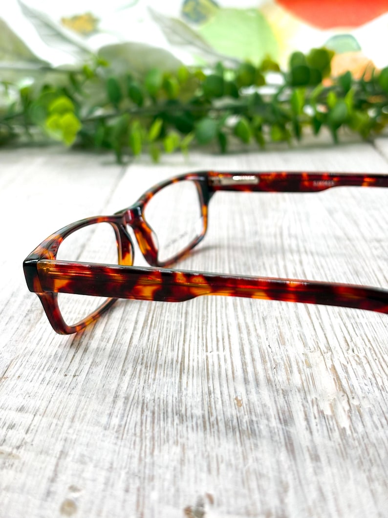 Puede incluir: Un juego de tres tazas de cer&aacute;mica con un acabado moteado y mate. Las tazas son en tonos crema, gris claro y gris oscuro. Cada taza tiene un dise&ntilde;o simple y minimalista, ideal para caf&eacute; o t&eacute;.