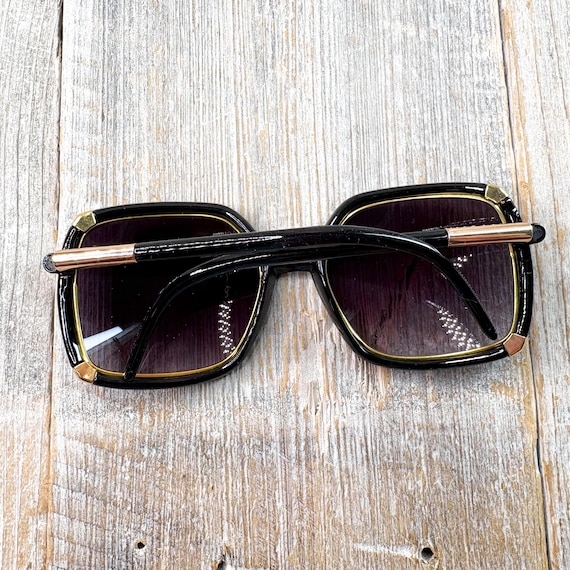 Oversized Square Sunglasses: Purple Gradient Lens, Black  display picture 1