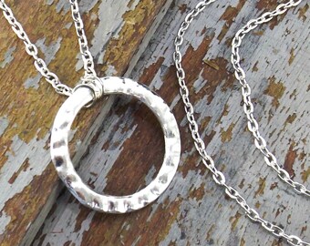 Collar flotante de círculo martillado, cadena de plata, joyería minimalista