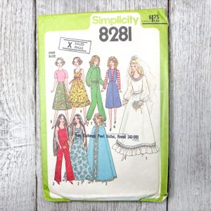 Puede incluir: Un patrón de costura Simplicity vintage, número 8281, con ilustraciones de varios diseños de ropa de mujer. El patrón incluye un vestido de novia, monos, vestidos y una capa. El paquete es verde con texto e ilustraciones.