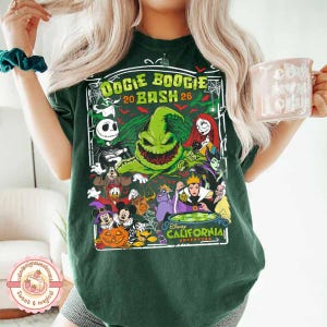 K&ouml;nnte beinhalten: Ein dunkelgr&uuml;nes Kurzarm-T-Shirt mit einem Grafikdruck und dem Text Oogie Boogie Bash 2026 California Adventure. Das Design zeigt verschiedene animierte Figuren, eine gro&szlig;e gr&uuml;ne Kreatur, einen K&uuml;rbis und einen Kessel in einem Rahmen.