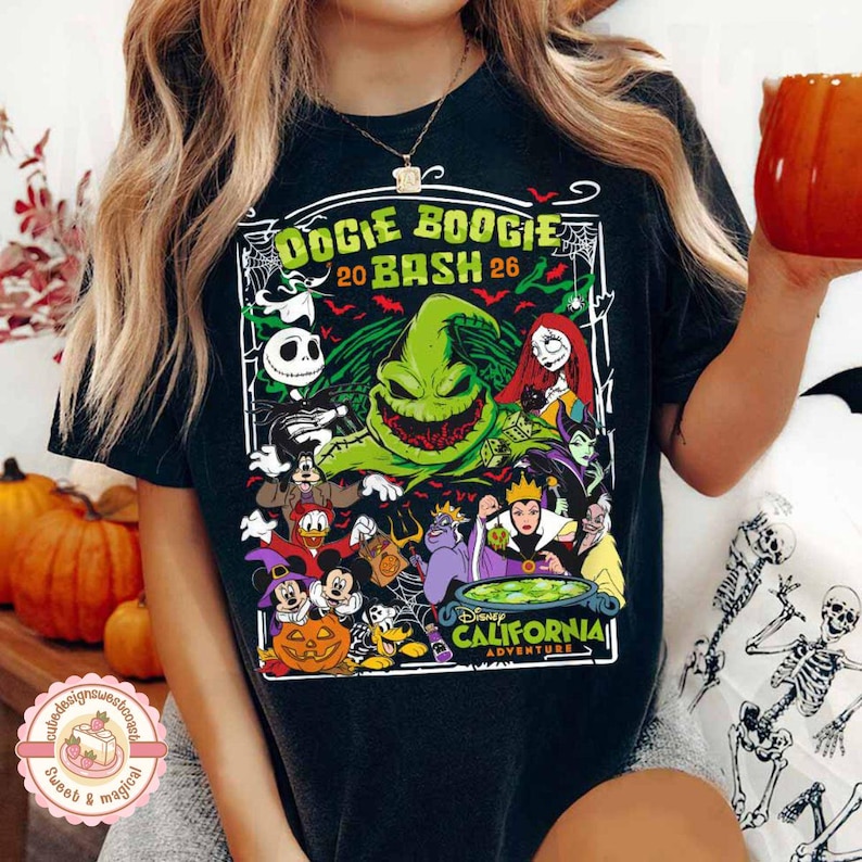 K&ouml;nnte beinhalten: Ein schwarzes T-Shirt mit einem farbenfrohen Grafikdruck mit dem Text OOGIE BOOGIE 20 BASH 26 und DISNEY CALIFORNIA ADVENTURE. Das Design zeigt verschiedene animierte Figuren, eine gro&szlig;e gr&uuml;ne Kreatur, K&uuml;rbisse und Spinnennetze in einem Rahmen.