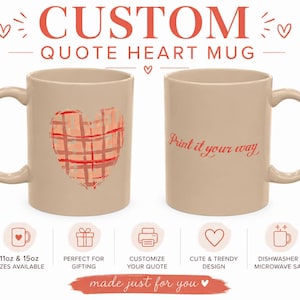 Puede incluir: Dos tazas de cerámica beige con un diseño de corazón a cuadros rojos en un lado y el texto rojo 'Print it your way' en el otro. La imagen incluye el texto 'CUSTOM QUOTE HEART MUG' e iconos que indican tamaños de 325ml y 444ml.