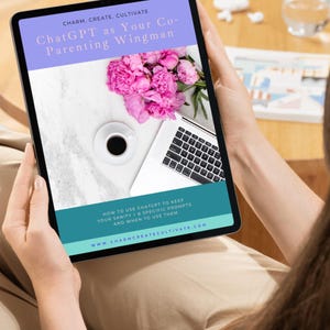 Könnte beinhalten: Ein Tablet zeigt den Text "ChatGPT as Your Co-Parenting Wingman" mit einem Blumenarrangement und einem Laptop. Der Bildschirm enthält auch den Text "How to use ChatGPT to keep your sanity & specific prompts and when to use them."