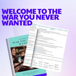 Op de afbeelding: Een boekomslag met de titel "WELCOME TO THE WAR YOU NEVER WANTED" en een hamer. Bijbehorende documenten beschrijven ouderlijke manipulatie en bewijsopslag. Het thema is familierechtbank en het omgaan met hoogconflictpersoonlijkheden.