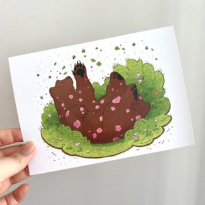 Impression d'art ours brun | Art mural ours brun, impression d'ours en peluche, nature, abeilles, art floral, impression de carte postale animal mignon