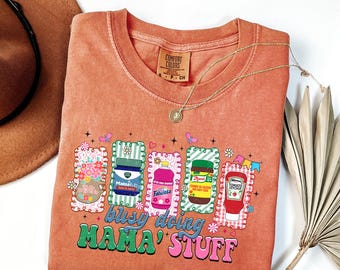 Camiseta Comfort Colors para mamá, camiseta gráfica "Ocupada haciendo cosas de mamá"