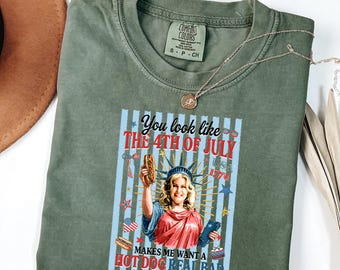 Camiseta Comfort Colors con diseño de perrito caliente del 4 de julio y camiseta con rayas patrióticas de la Estatua de la Libertad.