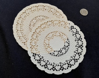 Set di 3 centrini in pizzo finissimi e delicati.