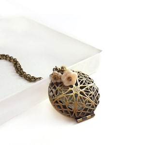 Bronzo fiore Locket - fiori bianco avorio - romantico foto medaglione Keepsake filigrana bronzo - medaglione gioielli - spedizione gratuita