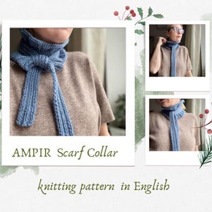 Op de afbeelding: Een lichtblauwe gebreide sjaalkraag met een geribbelde textuur en een strikontwerp aan de voorzijde. De tekst AMPIR Scarf Collar knitting pattern in English staat op de afbeelding, die het accessoire in drie aanzichten om de nek toont.