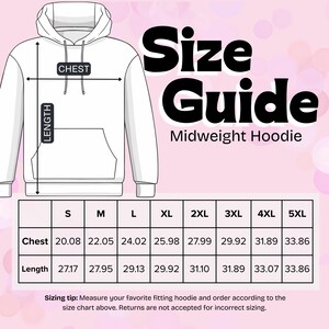 K&ouml;nnte beinhalten: Wei&szlig;er Midweight-Hoodie mit Gr&ouml;&szlig;entabelle. Die Tabelle zeigt Brust- und L&auml;ngenma&szlig;e in Zentimetern f&uuml;r die Gr&ouml;&szlig;en S bis 5XL. Der Text "Size Guide" und "Midweight Hoodie" sind ebenfalls sichtbar.