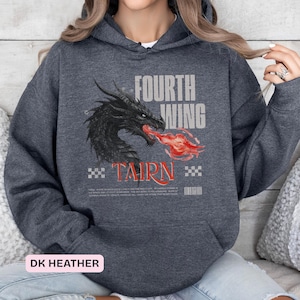 K&ouml;nnte beinhalten: Dunkelgrauer Kapuzenpullover mit einem schwarzen Drachen, der rote Flammen speit. Auf der Vorderseite sind die Texte "FOURTH WING" und "TAIRN" aufgedruckt. Der Hoodie hat eine Kapuze mit Kordelzug und eine K&auml;ngurutasche.
