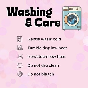 K&ouml;nnte beinhalten: Rosa Grafik mit den Worten "Washing & Care" in Schwarz. Enth&auml;lt W&auml;schezeichen und Anweisungen: Schonw&auml;sche kalt, Trockner bei niedriger Hitze, B&uuml;geln/D&auml;mpfen bei niedriger Hitze, nicht chemisch reinigen und nicht bleichen. Eine Cartoon-Waschmaschine ist ebenfalls abgebildet.