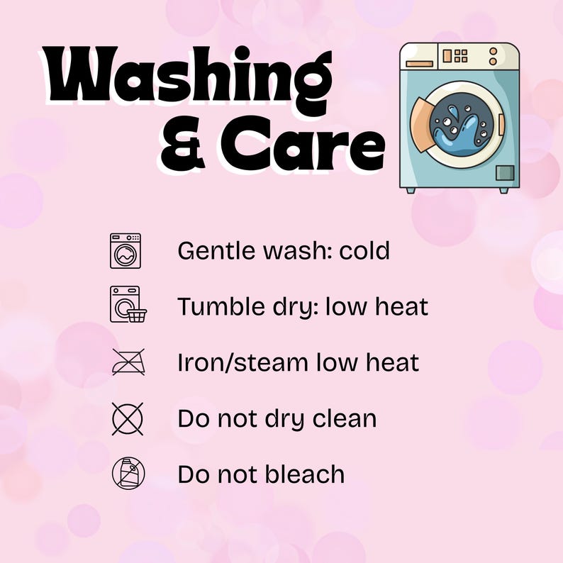 K&ouml;nnte beinhalten: Rosa Grafik mit den Worten "Washing & Care" in Schwarz. Enth&auml;lt W&auml;schezeichen und Anweisungen: Schonw&auml;sche kalt, Trockner bei niedriger Hitze, B&uuml;geln/D&auml;mpfen bei niedriger Hitze, nicht chemisch reinigen und nicht bleichen. Eine Cartoon-Waschmaschine ist ebenfalls abgebildet.