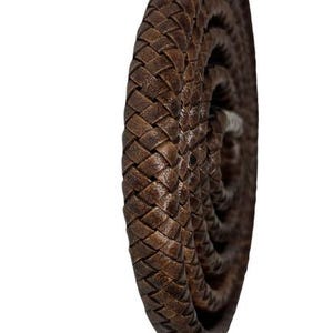 Può includere: Una cintura in pelle marrone arrotolata, con un motivo intrecciato. La cintura è di un marrone caldo e ricco e sembra essere realizzata in pelle di alta qualità. L'intreccio intricato aggiunge consistenza e interesse visivo all'accessorio.