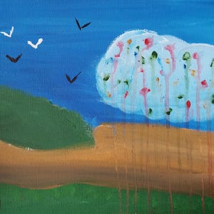 Peut inclure: Une peinture représentant un ciel bleu avec des nuages blancs et des oiseaux noirs. Les nuages sont remplis de points roses, verts et rouges. Le bas de la peinture est un champ brun avec de l'herbe verte.